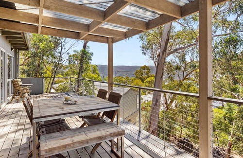 Lorne House | Light House - A tranquil retreat harmonizing with nature.