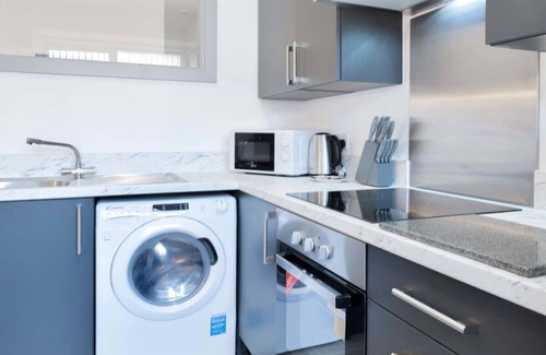 Brierley Hill Apartment | Light & Modern 1 Bed Budget Apartment Dudley