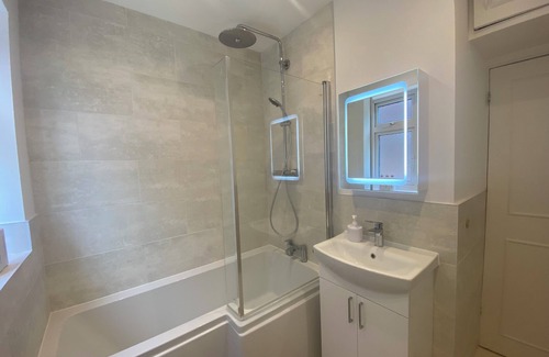 Trinity Apartment | Light, spacious Wimbledon flat.