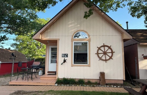 Oscoda Cabin | Lighthouse Inn Cottage, Lighthouse Cottage Comfortable