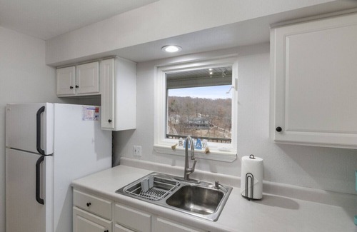 Lakeland Condo | Lighthouse Retreat – Pool, Swim Dock and More!