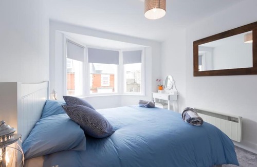 Margate Apartment | Lighthouse View - Apartment by the Sea