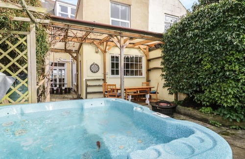 Gorleston-on-Sea Cottage | LIGHTHOUSE VIEW, pet friendly, with hot tub in Gorleston-On-Sea