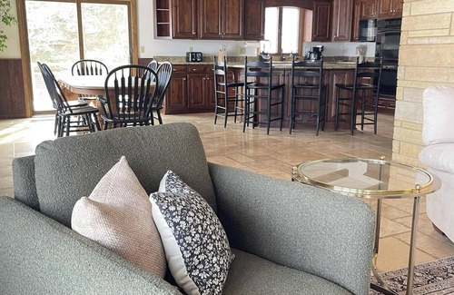 St. Joseph House | Lilac Retreat lake house sauna + pickleball close to St. Johns and St. Bens