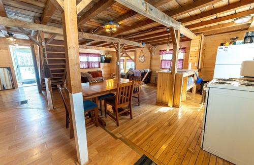 Curtis Cottage | Lillie's Lil Cabin: Leaf Peeping + Lake Views + Cabin Comfort