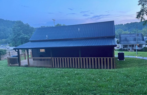 Beattyville Cabin | Lillie's Pad -Cozy 2-bedroom cabin- 20 miles from Natural Bridge in Beattyville.