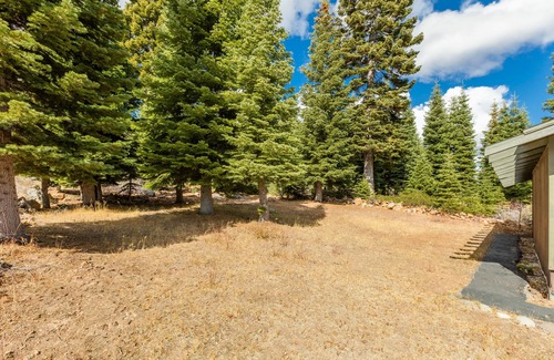 Truckee House | Lily Pad Modern w/AC! + Games, Smart TV's & HOA Amenities (Gym/HotTub/Sauna/Pool)
