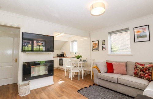 Pevensey House | LILYROSE COTTAGE, pet friendly, with pool in Stone Cross