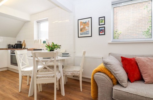 Pevensey House | LILYROSE COTTAGE, pet friendly, with pool in Stone Cross