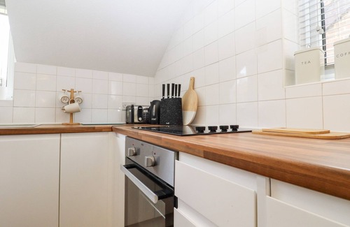 Pevensey House | LILYROSE COTTAGE, pet friendly, with pool in Stone Cross