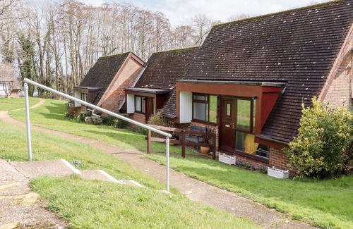 Pevensey House | LILYROSE COTTAGE, pet friendly, with pool in Stone Cross