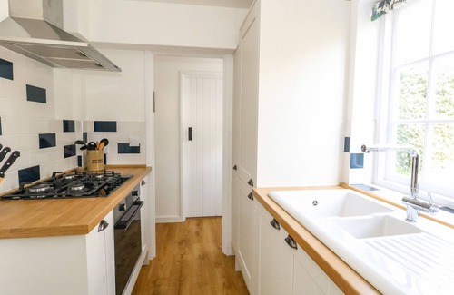 Burton Bradstock Cottage | LIME COTTAGE, character holiday cottage in Burton Bradstock