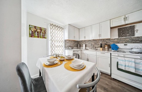 Garfield Heights Apartment | Lincoln 3 bedroom, 1 b South Cleveland near Clinic