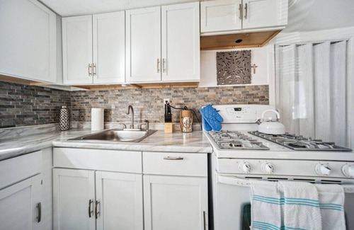Garfield Heights Apartment | Lincoln 3 bedroom, 1 b South Cleveland near Clinic
