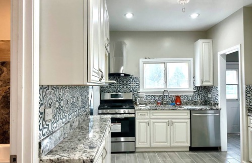 North Chicago House | Lincoln Ave Home By Naval Base!