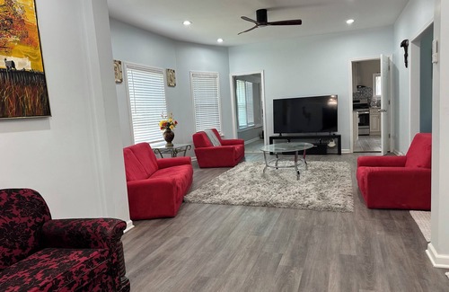 North Chicago House | Lincoln Ave Home By Naval Base!