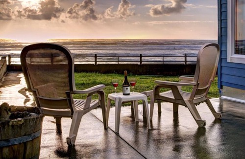 Lincoln City House | Lincoln City's Oceanfront 'SandGate Oregon' w/private beach access & hot tub!