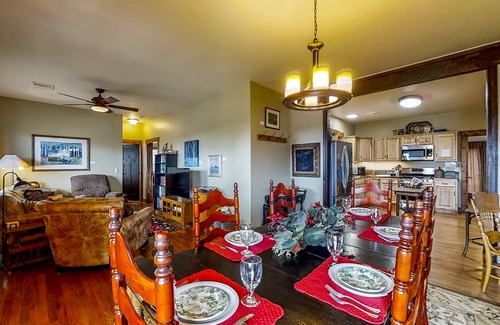 Cortez Cottage | Linden Cottage with Big Yard, Updated Kitchen, Dogs OK - 1 Block to Main St