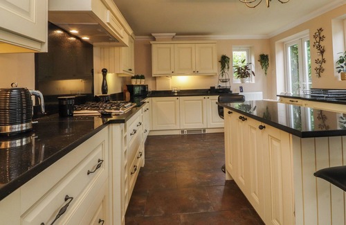 Thornton-Cleveleys Cottage | LINWOOD, pet friendly, with hot tub in Cleveleys
