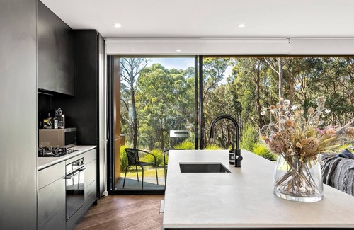 Hepburn Springs House | Lithic House stylish and modern with lovely bush setting