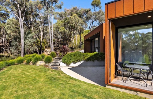Hepburn Springs House | Lithic House stylish and modern with lovely bush setting