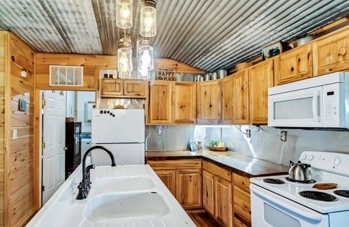 Frenchburg Cabin | Little Bear Cabin @ RRG-Dog Friendly-Hot Tub & Pond!