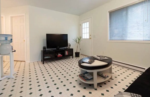 Salt Spring Island House | Little Blue White Cottage 5 min From Main hub Ganges, Ocean, Lakes