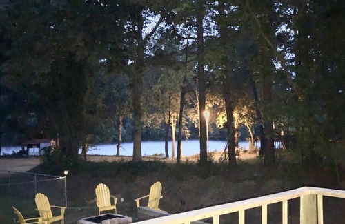 Lakeview Cabin | Little Blue is 190 FT from river Semi-Private Solar lit Dock&Ramp Wifi Sleeps 8