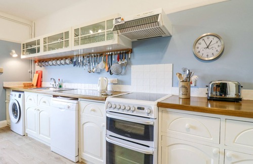 Cowbeech Cottage | LITTLE DANNS, character holiday cottage in Herstmonceux