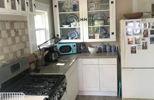 Saunderstown Cottage | Little Farmhouse Cottage - Country Near the Coast