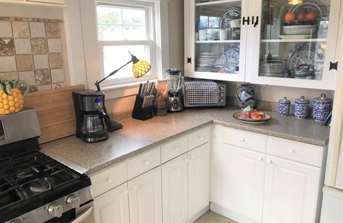 Saunderstown Cottage | Little Farmhouse Cottage - Country Near the Coast
