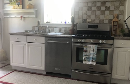 Saunderstown Cottage | Little Farmhouse Cottage - Country Near the Coast