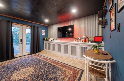 Kanab Apartment | Little Hollywood Hideout - A Movie Theater Experience