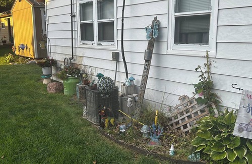 Pierre House | Little house in the alley. Charming 2-bedroom house in peaceful Pierre with AC