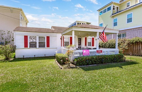 Tybee Island House | Little House | Pet Friendly Cottage + Easy Walk to the Sand!