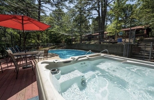 Branson Cabin | Little Owl Private Cabin #10 - Sleeps 6. Resort Pool-Spa. SDC 1 mi. Dogs ok!