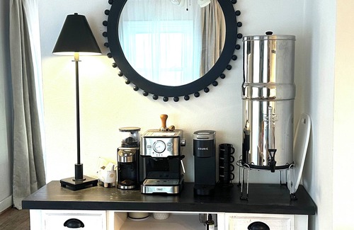 State College House | "Little Red House" eclectic 3BR, walk to downtown State College! Pet Friendly!