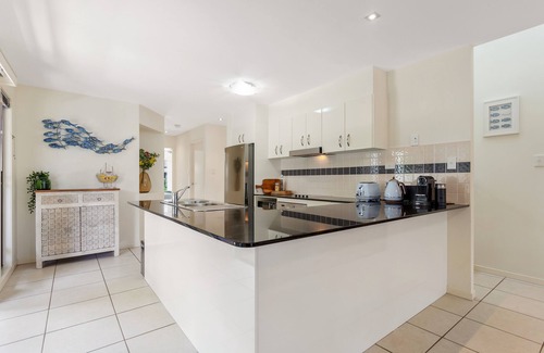 Mudjimba House | Little Whale House a Beachside Oasis the heart of the Sunshine Coast, 🐶 friendly