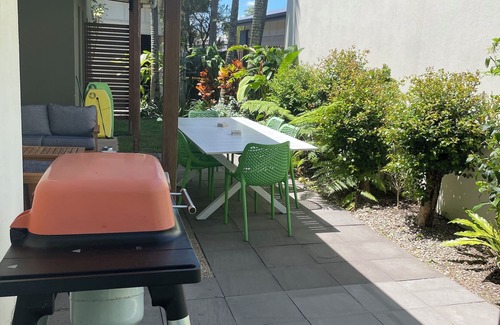 Mudjimba House | Little Whale House a Beachside Oasis the heart of the Sunshine Coast, 🐶 friendly