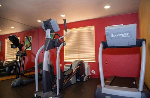 Ken Caryl House | Live life uninterrupted at our hotel in Littleton, Colorado