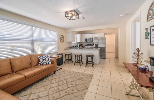 Dixieland House | Live Like a Local in Lakeland’s Coziest Bungalow- Foosball, Fountain & Fast WiFi