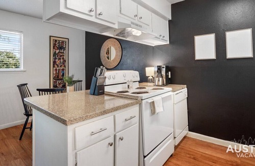 North Loop Apartment | Live Like a Local | Private Apt w/ King Bed + Pool