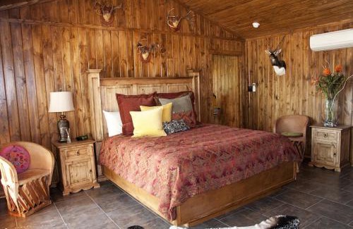 Uvalde Bed & Breakfast | Live Oaks Bed and Breakfast