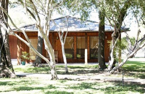 Uvalde Bed & Breakfast | Live Oaks Bed and Breakfast
