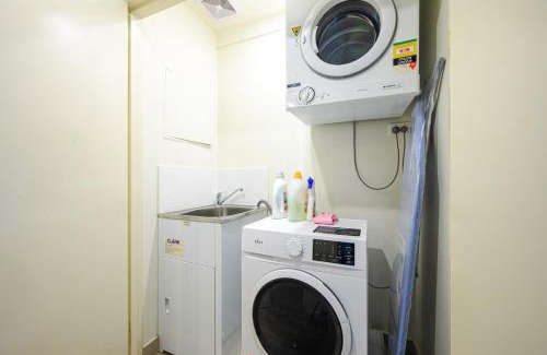 Liverpool Apartment | Liverpool 3Br APT Business Hospital Parking 8ppl