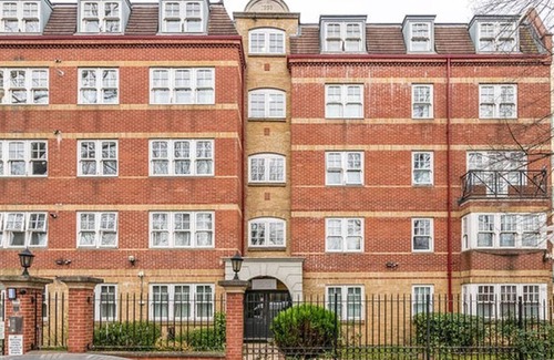 Brondesbury Apartment | LiveStay 2BR/2BA Pool, Sauna & Gym/Kilburn, Brent
