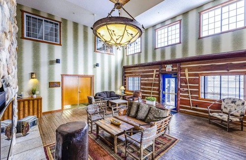 Peoria Hotel | Living Area w/Fireplace! Theme Suite in Stoney Creek Peoria | 3 Units