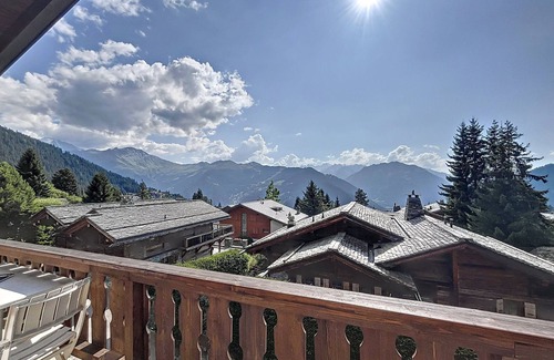 Verbier Apartment | Living room with fireplace and eating corner, kitchen with 3 hotplates and dishwasher, one bedroom
