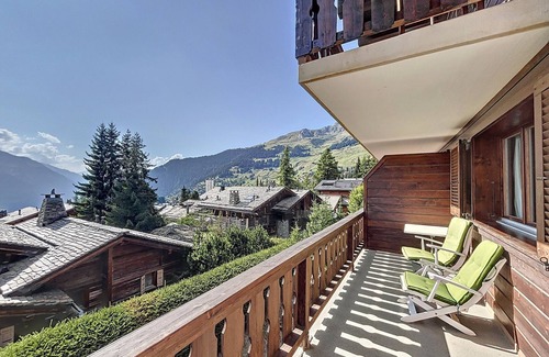 Verbier Apartment | Living room with fireplace and eating corner, kitchen with 3 hotplates and dishwasher, one bedroom
