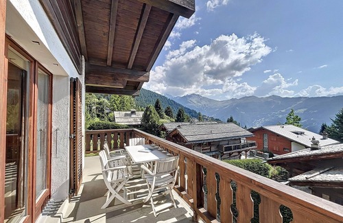 Verbier Apartment | Living room with fireplace and eating corner, kitchen with 3 hotplates and dishwasher, one bedroom